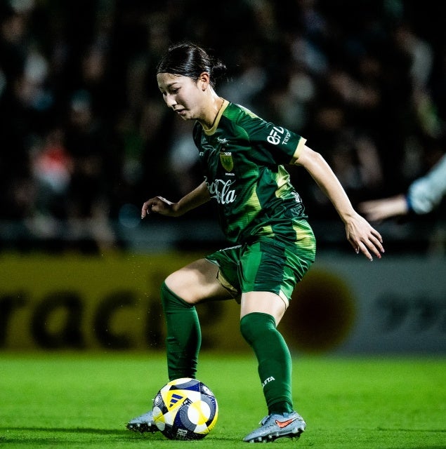 躍動感あふれる！女子サッカー・塩越柚歩が見せた試合中の力強いプレーとオフの笑顔