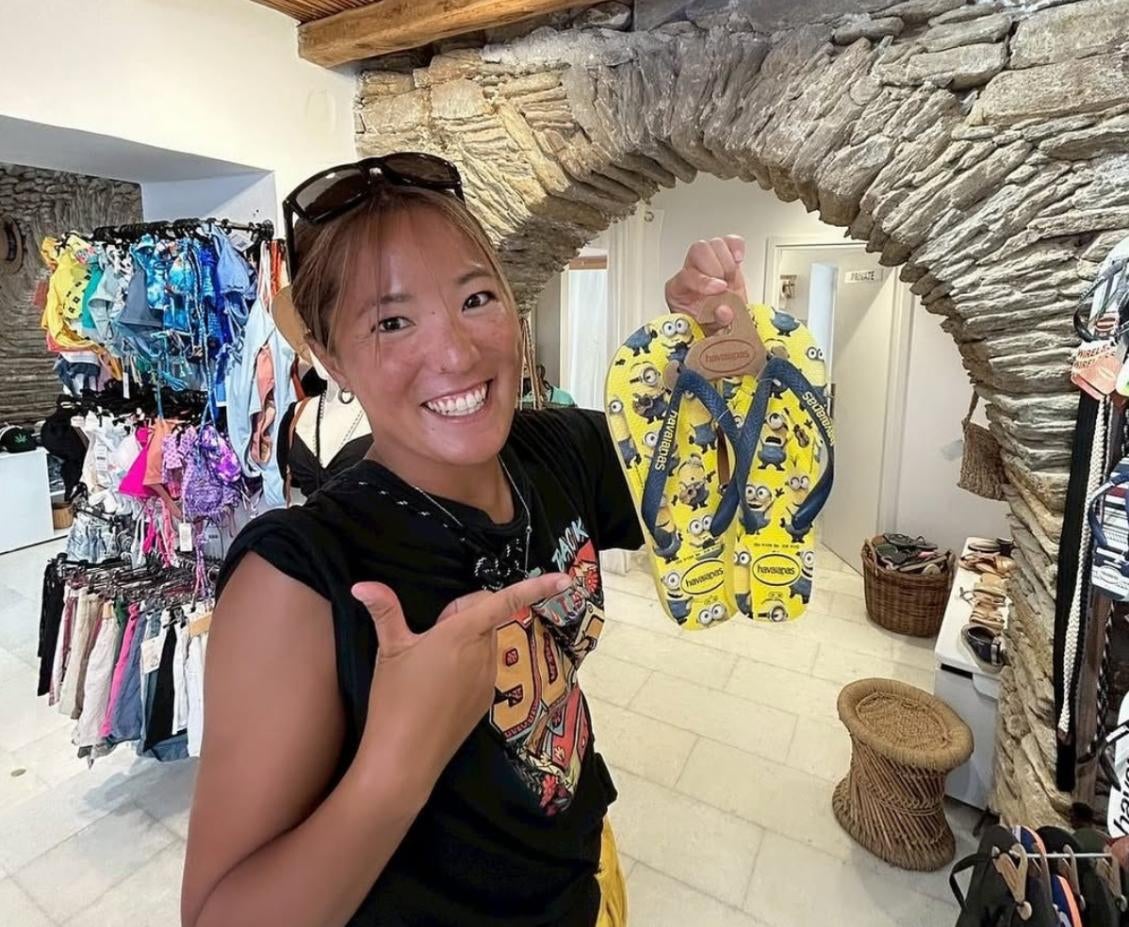 ミニオンビーサンに悩む沢目繭、IOS島でおしゃれチェック