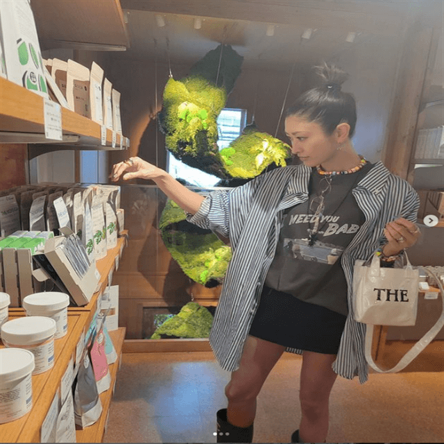 山田優”オーガニックスーパー”来店！ミニスカ＋シャネルの美コーデにファンうっとり