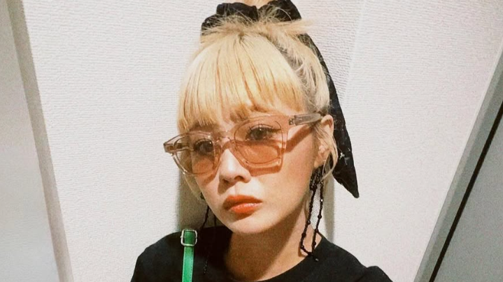 新垣里沙、ヴィンテージDisneyコーデを披露！“黒×緑”の個性派スタイルにファン注目！