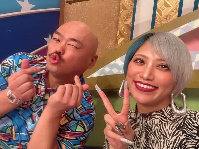 「隣は〇〇さんがいいしん」ぱーてぃーちゃん・信子が特番現場からあの芸人との2ショットを投稿