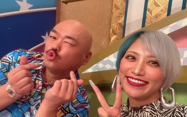 「隣は〇〇さんがいいしん」ぱーてぃーちゃん・信子が特番現場からあの芸人との2ショットを投稿