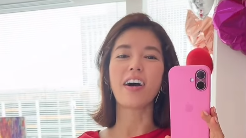 神田愛花、楽屋から本番直前の様子を公開！真っ赤な衣装と“鳥久弁当”に反響「かわいい」「弁当リポ最高」