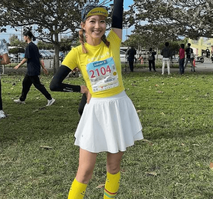 「可愛すぎるですよ！」あの美女ランナー、”イエローミニ”の美脚眩しい全身ショットを披露！