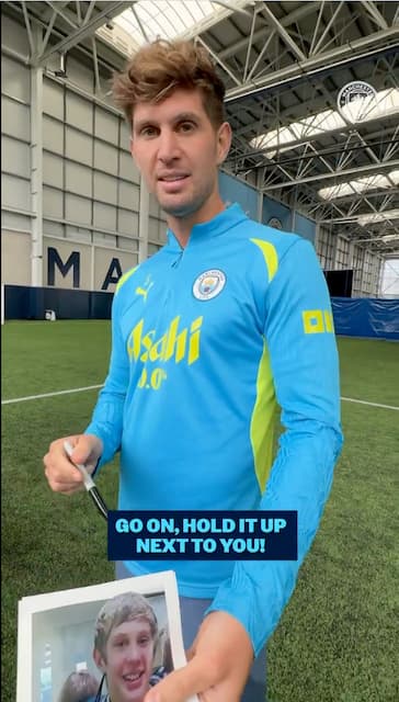 マンC 選手達の少年時代の写真にサインを求める動画が「面白い」と話題に！