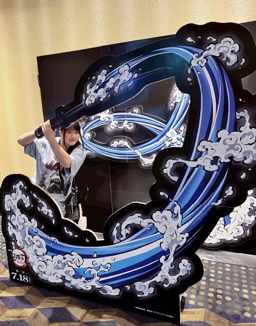 「お前も〇〇にならないか？」あの人気女子プロレスラーが『鬼滅の刃』パネルと