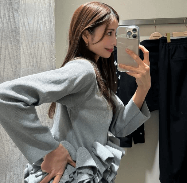 「百貨店に出陣します！」激美女インフルエンサー、美スタイルに店内で目立ってしまう？「マジ見惚れちゃう」