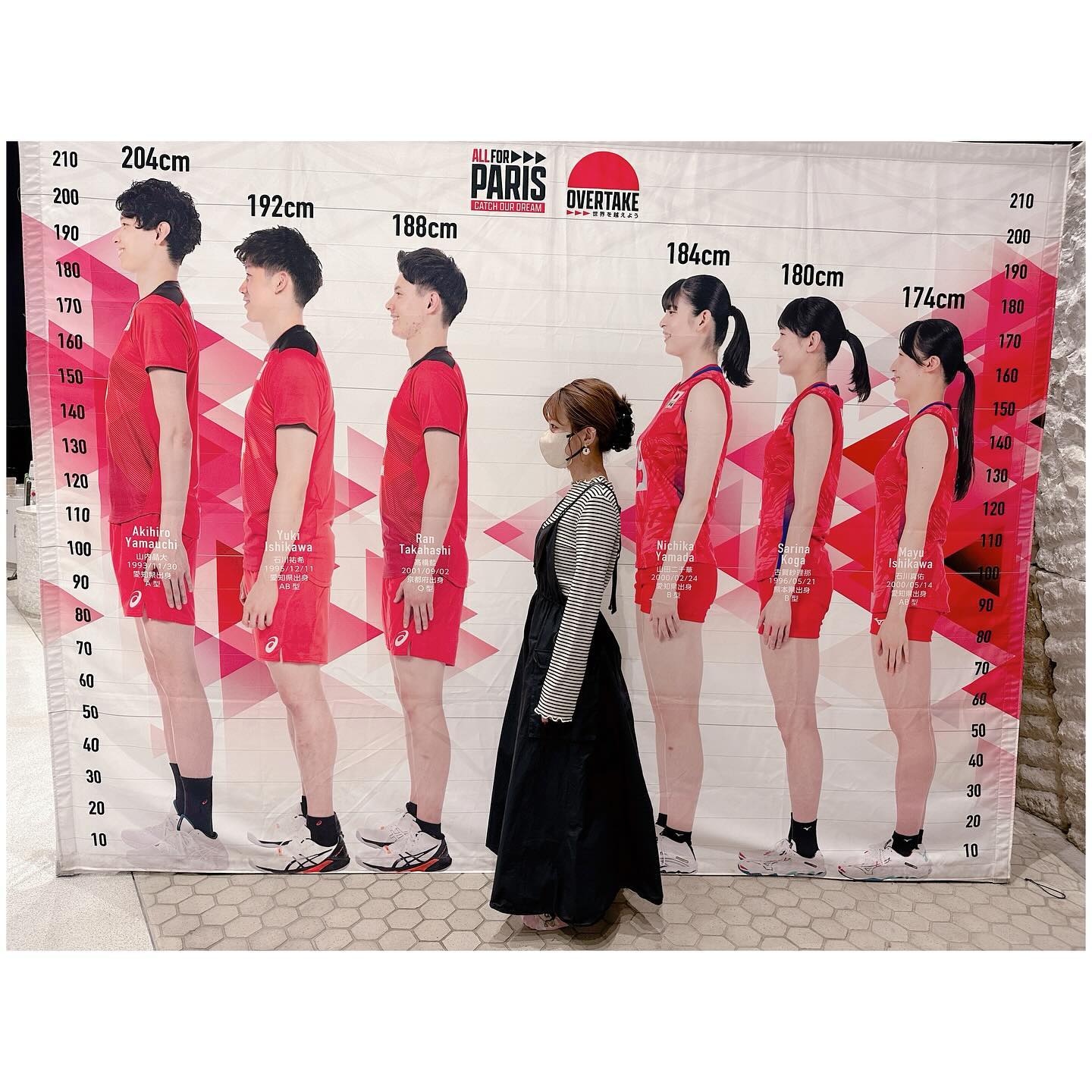 身長153cm・辻希美がバレー選手と背比べ❗️「何十年⁉️ぶりの生観戦🏐💕」