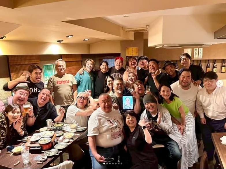 彦摩呂、「デブ会」で飲むわ、食うわで大ハシャギ！