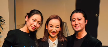 夏樹陽子、舞台を紹介！！議員バッジ姿も披露