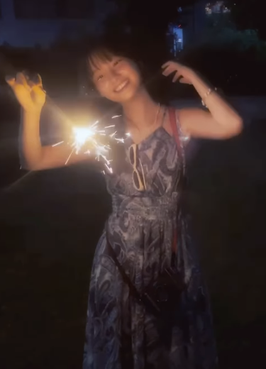 影山優佳が“最後の最後の花火”で満面の笑み！無邪気な姿でファンを魅了！？