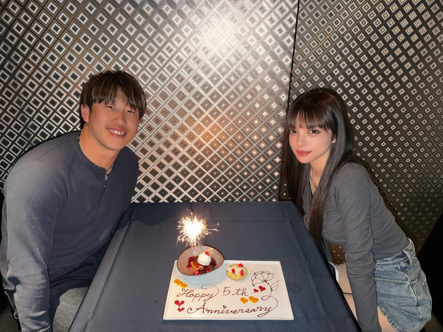 広島カープ・小園海斗が結婚５年目を報告！美しすぎる奥さんとのツーショットも！