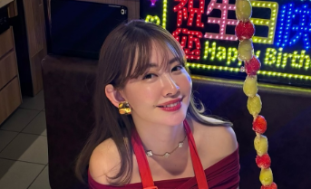 「どこで買えるのこの長さ！？」小嶋陽菜、超ロングいちご飴と笑顔の東京ショットにファン歓喜！