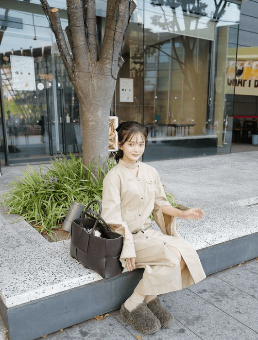 人気モデルの田久保夏鈴、通行人も振り返るキュートな街角ショットを披露！