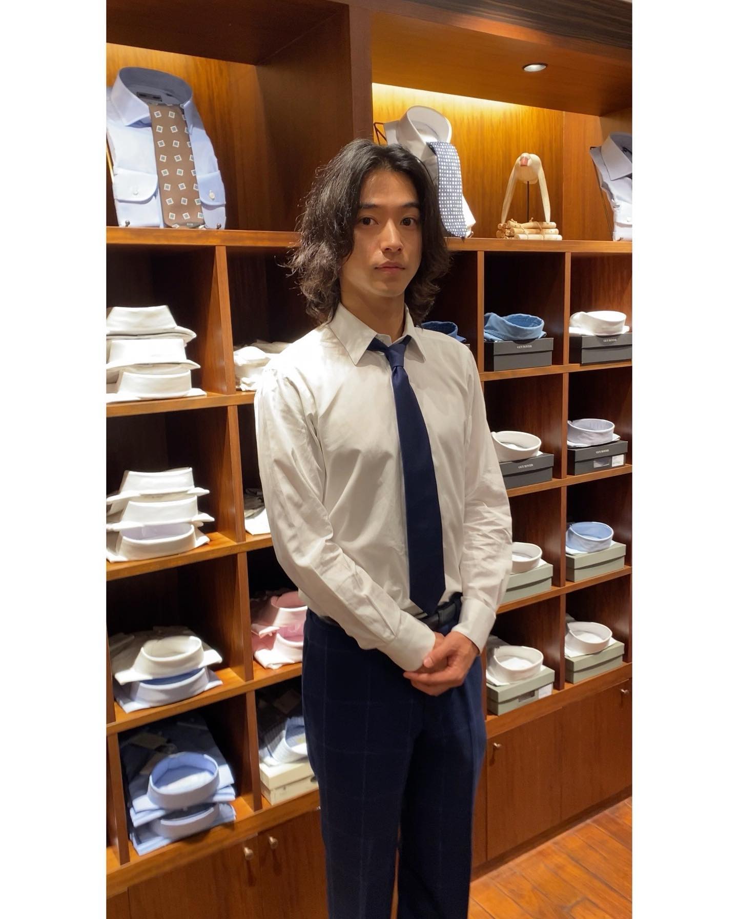 さすがにイケメンすぎる👀✨山﨑賢人がスーツ姿で店員になりきり「爆買いしそう🤭💕」