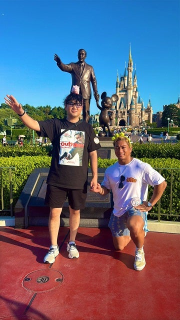 「おてて繋いでかわいい」新日本プロレス・海野翔太が仲良しリングアナとのディズニーショットを公開！
