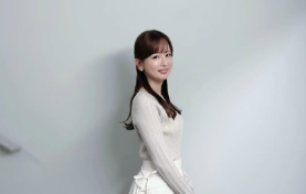 皆藤愛子、白コーデで魅せる透明感 「綺麗すぎて息が止まりそう」の声！