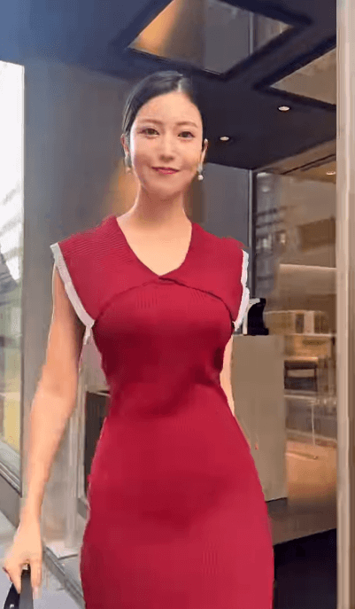 阿部なつき、ワインレッドワンピのヴィーナスウォークムービーを披露し話題沸騰！