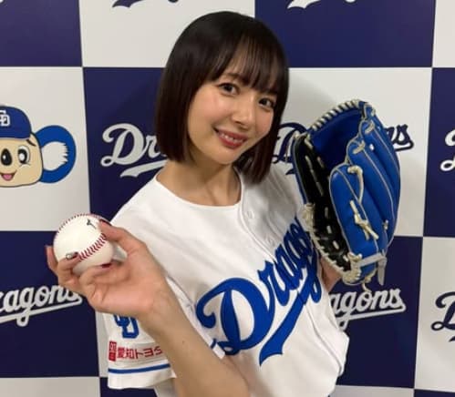 岡田紗佳が始球式を行ったことを報告！謎のオフショットも披露！？