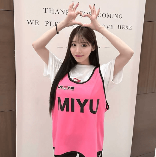 「究極レベルの可愛さだっちゃ」人気ラウンドガール、バスケウェア風の”必殺ポージング”にファンとろける！「完璧です」