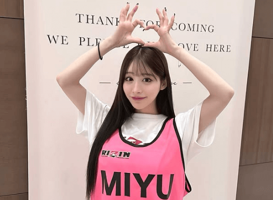 「究極レベルの可愛さだっちゃ」人気ラウンドガール、バスケウェア風の”必殺ポージング”にファンとろける！「完璧です」