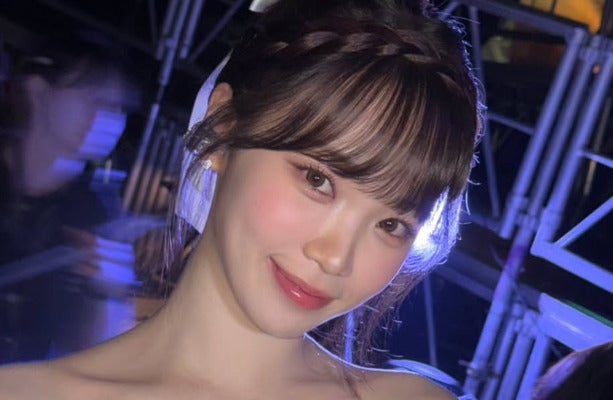 韓国アイドル、お団子ヘアで“キス顔”披露「ドキドキする」