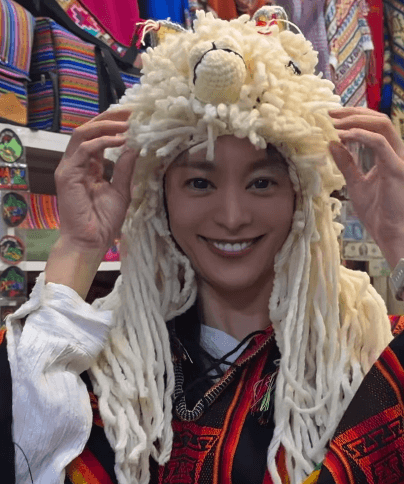 「美女と美しい景色、最高や」あの元人気モデル、アルパカ帽子を被って変身！「ペルー動画に大絶賛」