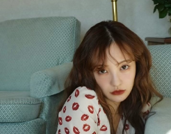 板野友美、バレンタイン気分のコーデを披露！