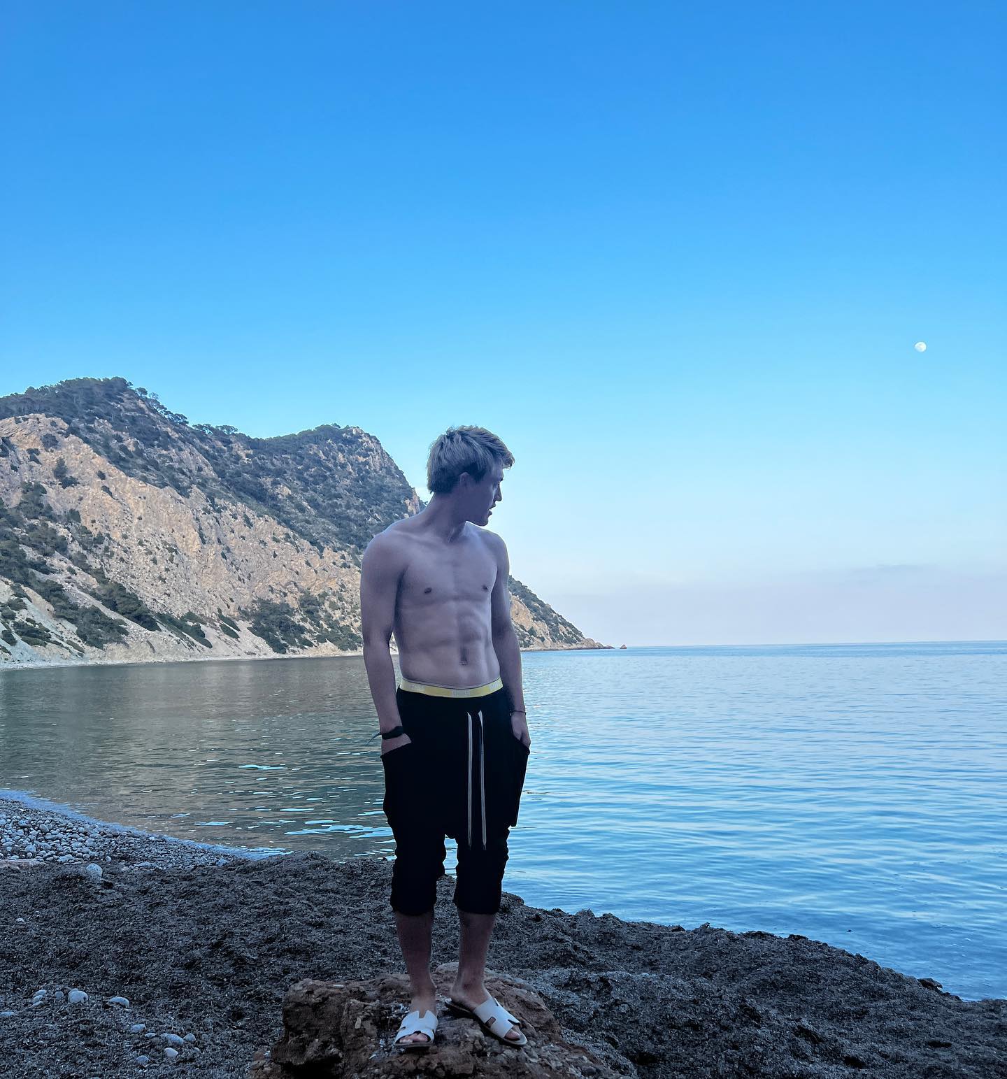 堂安律がオフショットを公開⚽️鍛え抜かれた肉体美披露👀😍