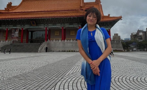 「青のワンピが映えすぎる…！」三田寛子、台湾の歴史建築前で魅せた旅ショットに反響