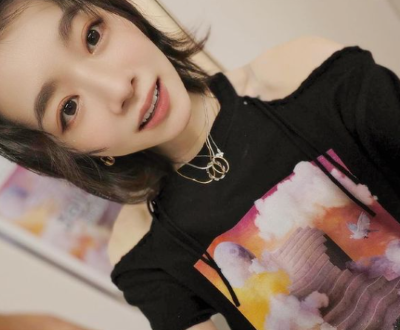 「新曲早く聞きたいなぁ！」大人気歌手が弾き語り動画を大公開！ レアなデコ出しショットにファン悶絶