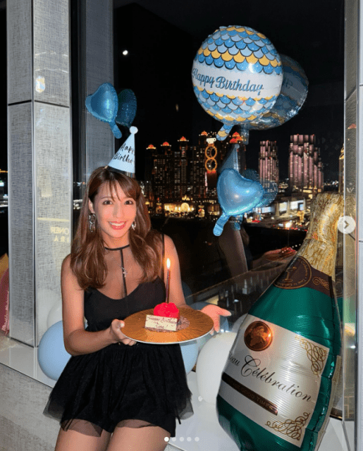 「日本一黒いグラドル」が誕生日！「胸元スケドレス」にファン悶絶！