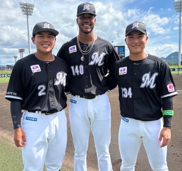 千葉ロッテ・松石信八がフレッシュオールスター選出を報告！同チームのスリーショットも