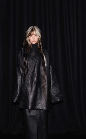 仲里依紗、バレンシアガのショーで魅せる「モテブラック」スタイル