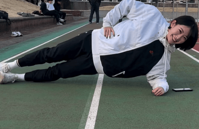 「ニヤついてるの可愛すぎ！」話題の美女陸上選手、走路でキュートな”ボディメイク姿”を公開し話題沸騰！