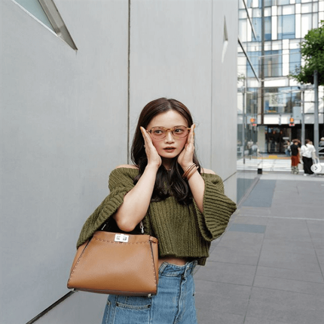 田久保夏鈴のイエベ秋コーデ！街角美女スナップ風の写真にファン「可愛すぎます」と絶賛