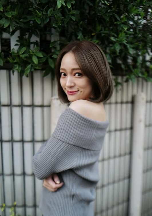 「大胆肩見せ…セクシーすぎてドキッ」人気歌手〇〇の最新ショットにファン驚愕