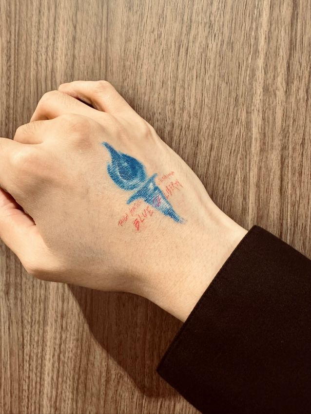 京本大我、手の甲に“青い炎”　ライブ仕様のワンポイントにファン沸騰