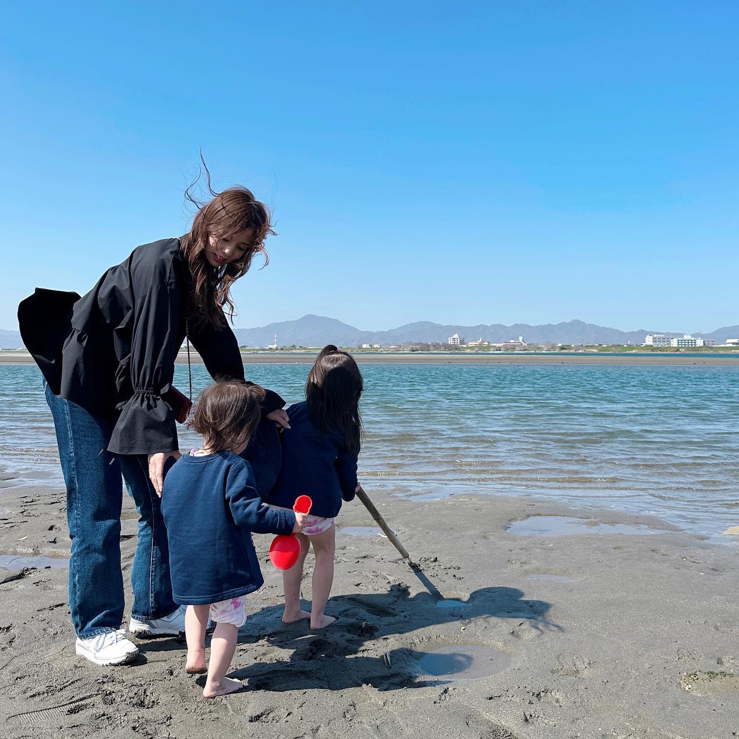 丸高愛実が娘たちの最新ショットを公開📸海で遊ぶ様子が可愛すぎると話題に👧👧💗