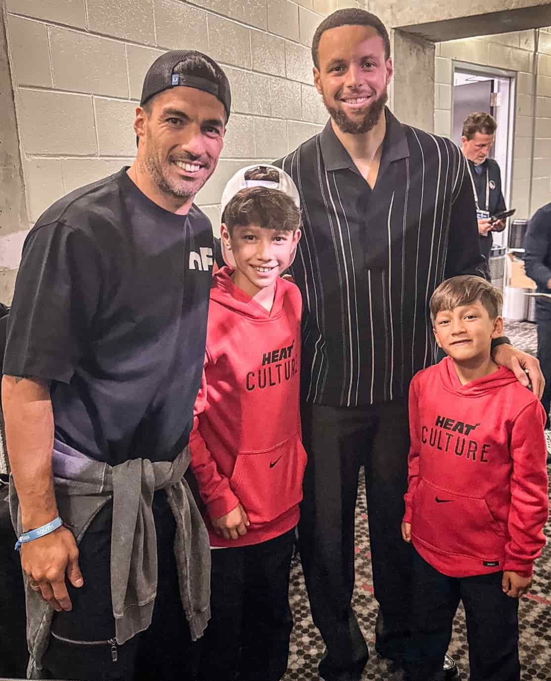 スアレス、公式Xでカーリーとの初対面を報告！