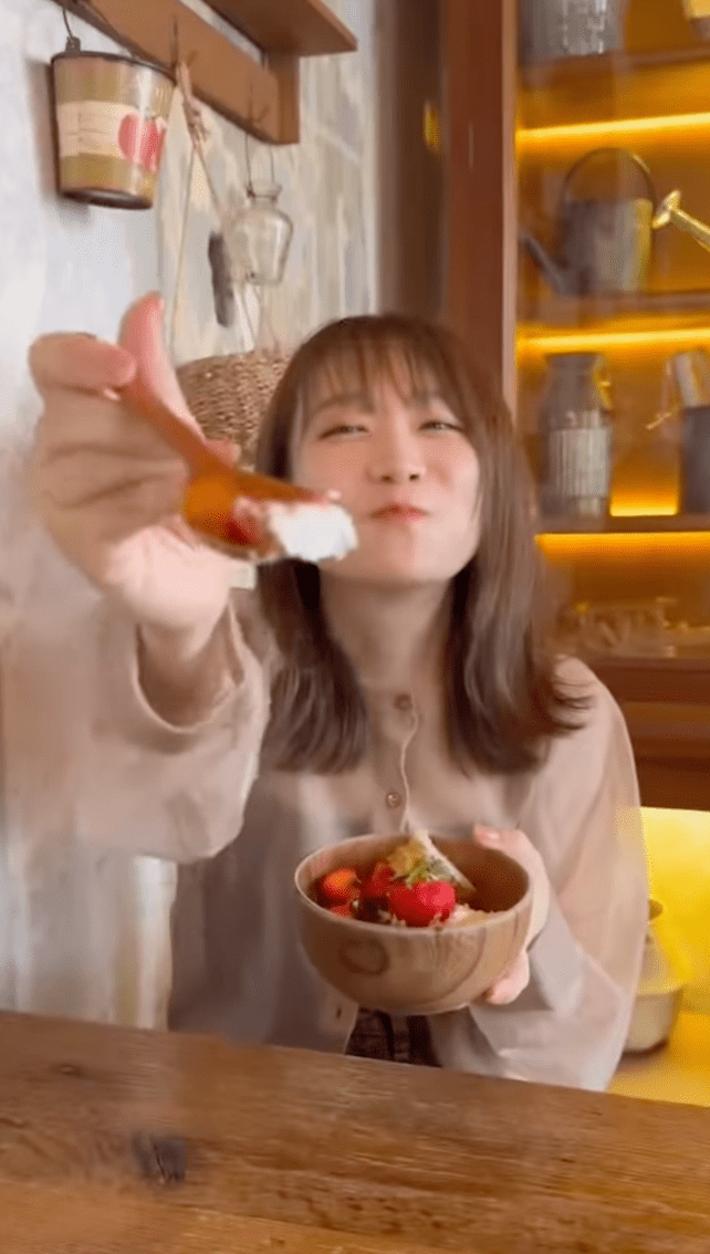 元乃木坂46秋元真夏、スプーンを差し出し「あーん」ファン悩殺