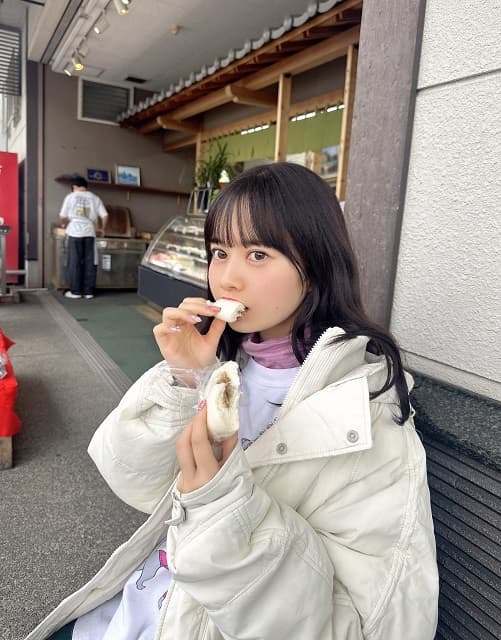 「もぐさえ可愛い」熊本産アイドルが地元老舗店の名物まんじゅうにご満悦！