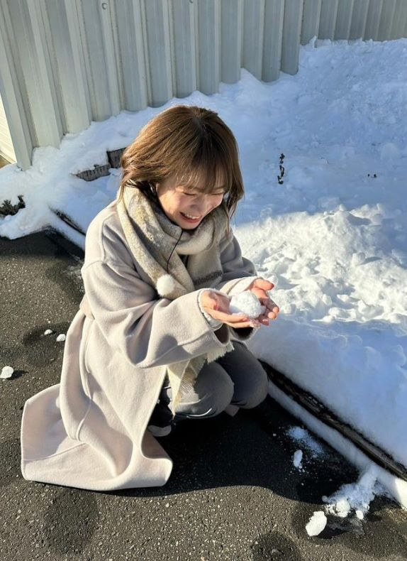 雪遊びをする秋元真夏が可愛すぎると話題に😍