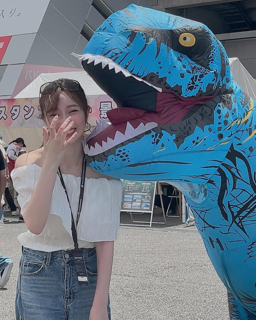 顔にガブリッ!?美女フリーアナ・赤間有華、「油断ならない」◯◯との激カワツーショットが話題に！