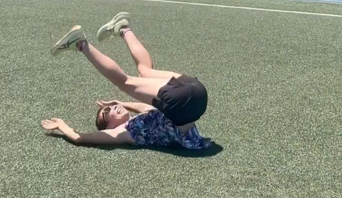 「思いっきり投げるのハマる」美女陸上選手 ”巨大ボールを投げる・転がる”ダイナミック練習風景を公開！ファンほっこり「転び方ｗ」