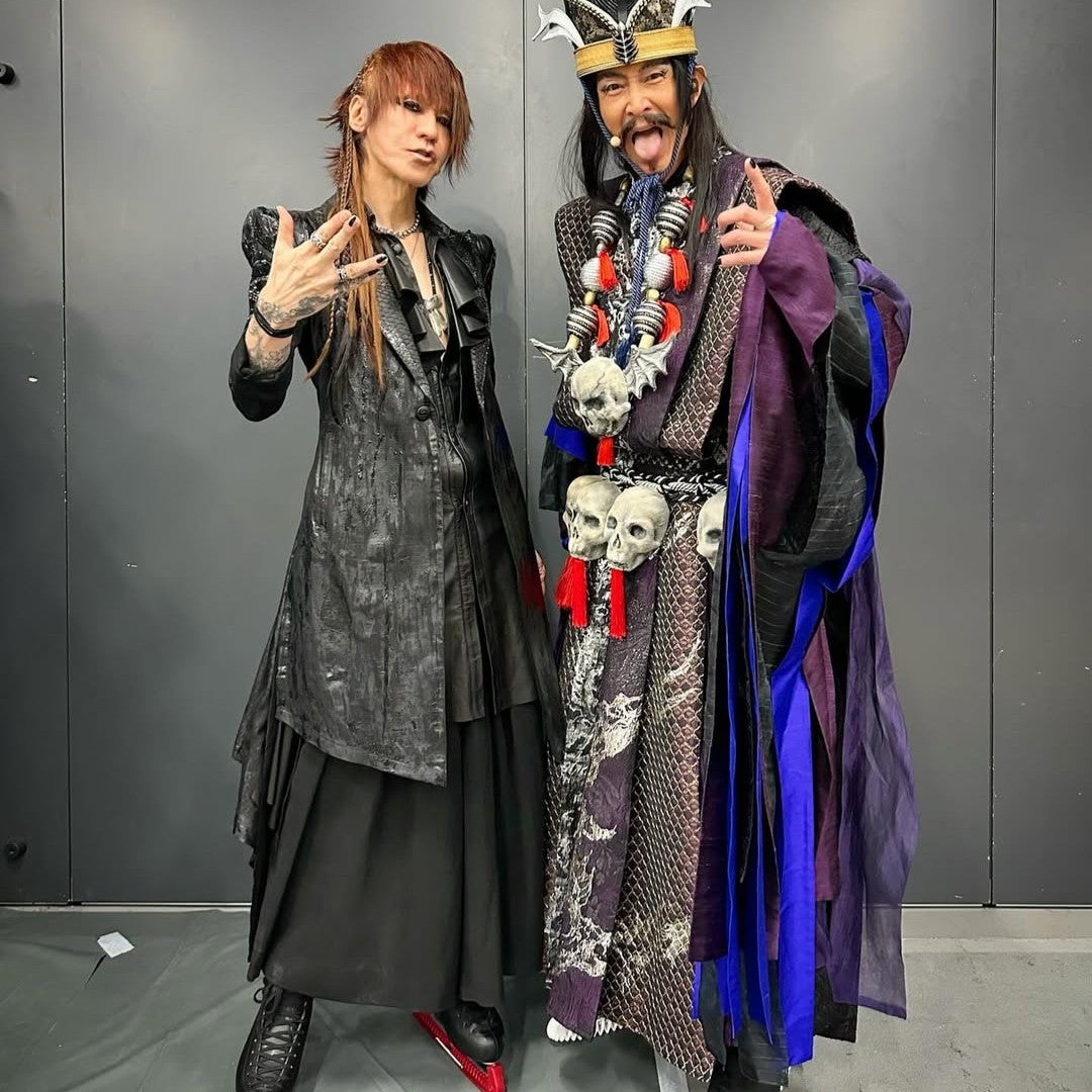 SUGIZOとあのイケメン俳優がスケート靴姿でイケポーズ！意外すぎる2ショットにファン感激