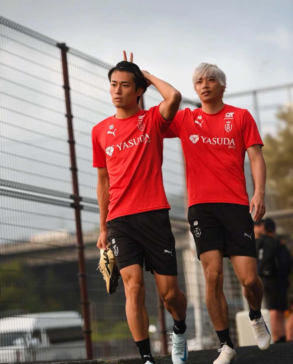 伊藤純也が中村敬斗に何した！？「これ昭和のおじさんのイタズラ」「いじわるしてる」