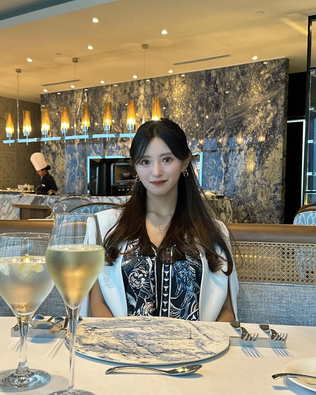 人気女子ゴルファー、休日にノースリーブドレス姿でディナーを満喫