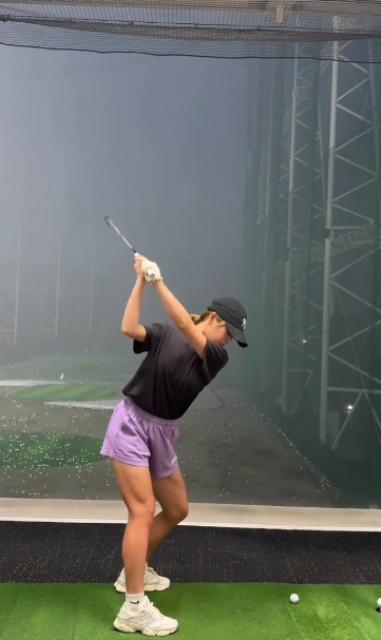 「流石にこの曲しかないでしょ」美女ティーチングプロ 井上莉花、雷鳴とどろく打ちっぱなしムービーの選曲はやっぱり…？