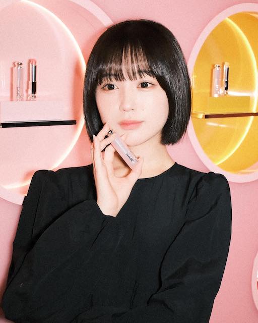 なえなの、自身も愛用するリップを片手に黒ワンピース姿を公開！